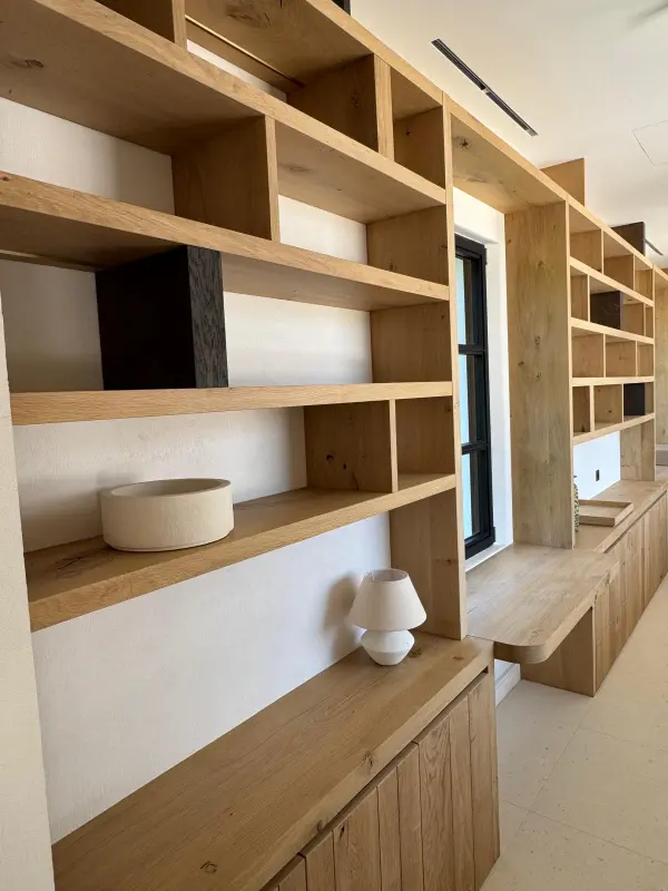 Bibliothèque murale bois massif sur mesure — décoration intérieure