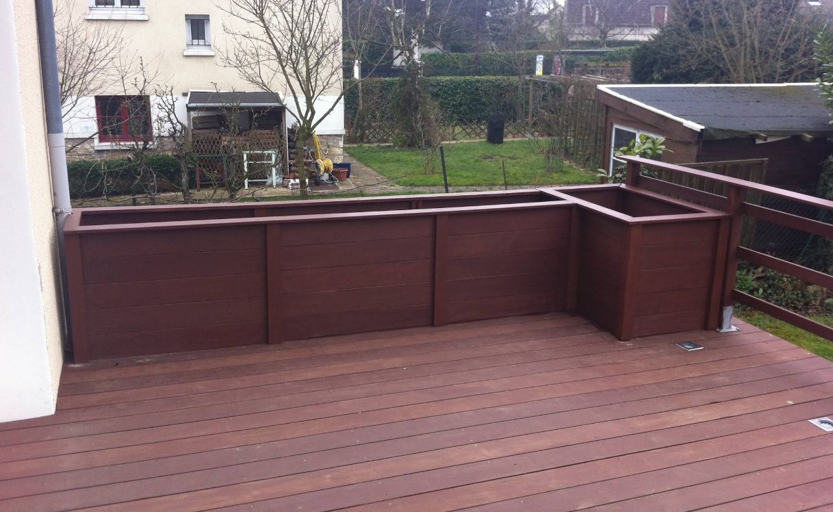 Terrasse avec bacs à fleurs intégrés