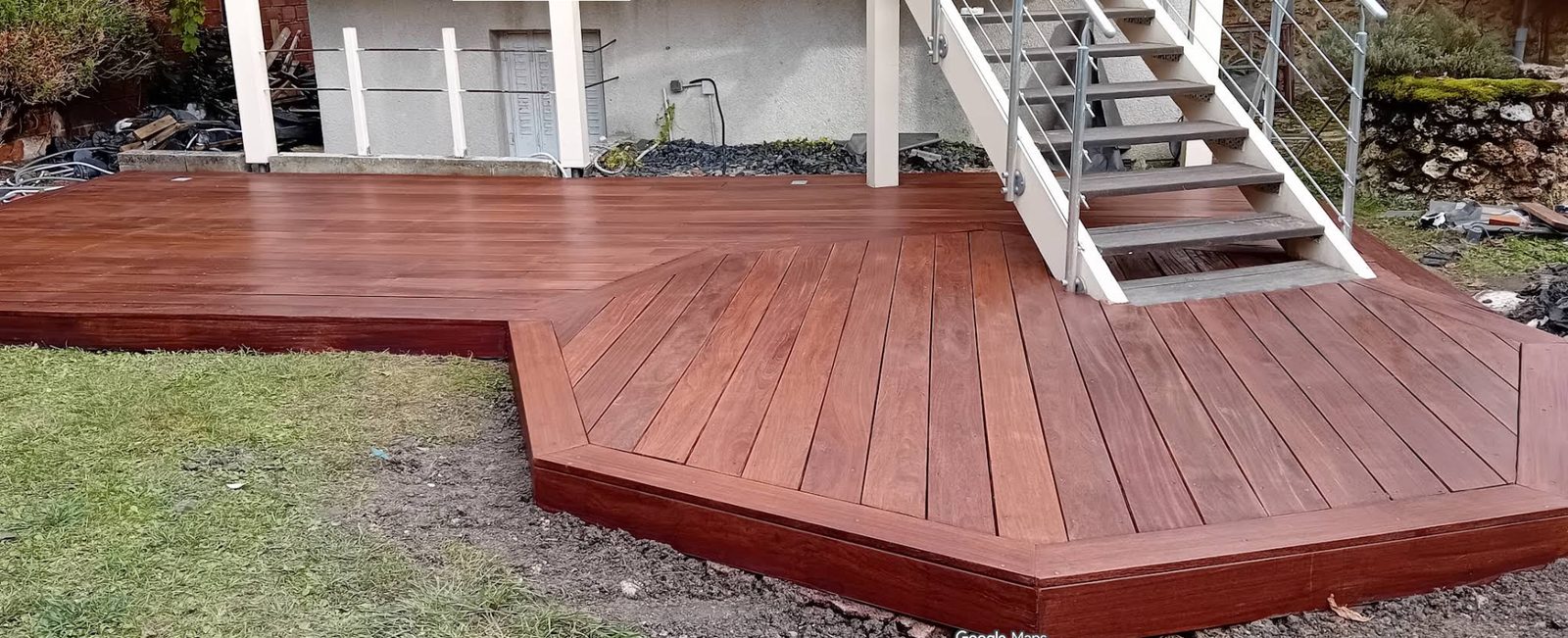 Terrasse en bois exotique terminée avec escalier