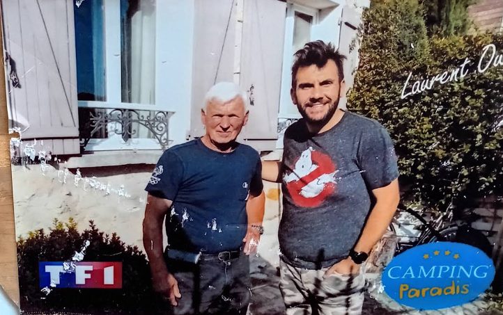 Gérard Mioque avec Laurent Ournac sur le tournage de Camping Paradis (TF1)